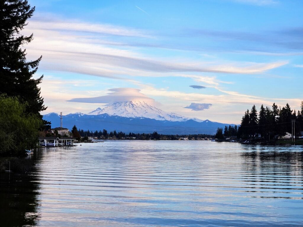 mt rainier and lake tapps washington
